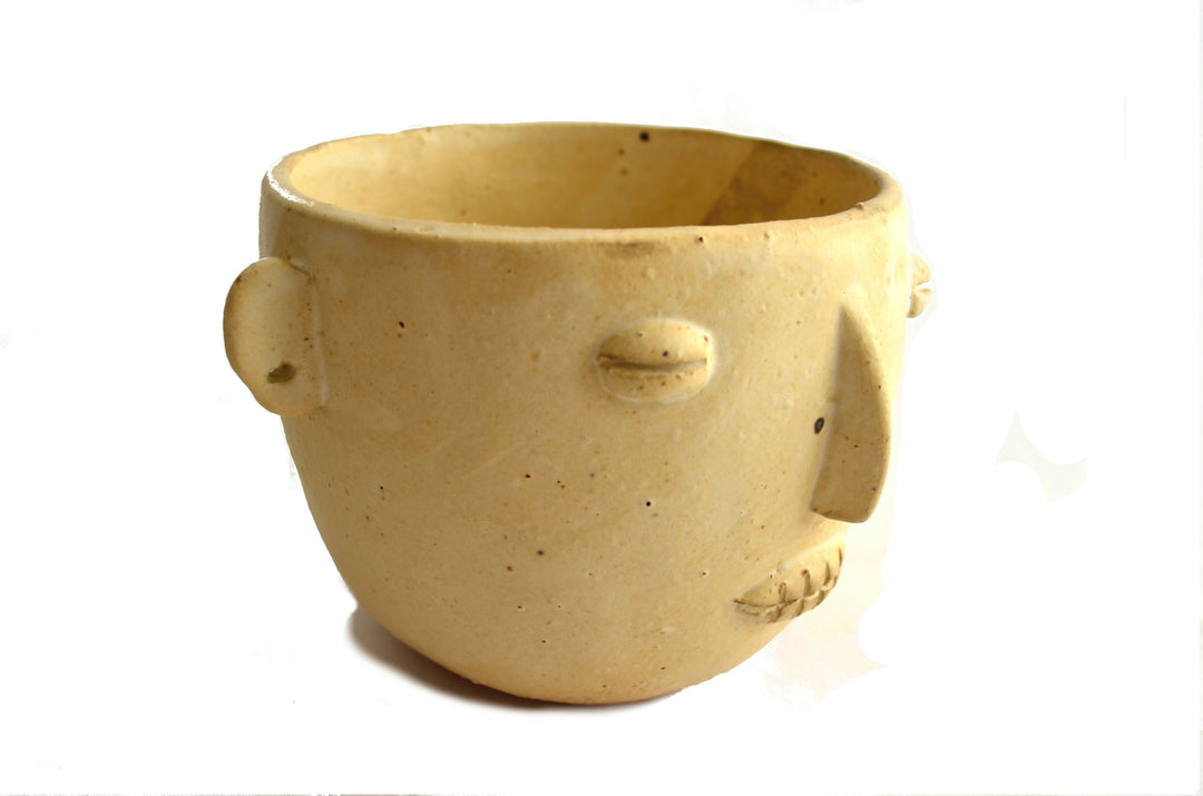 manos-del-alma-decoracion-objetos-ceramica-gres-cuenco-pocillo-con-carita-modelado-a-mano-esmalte-beige-tierra-diseño-exclusivo-5.2,.
