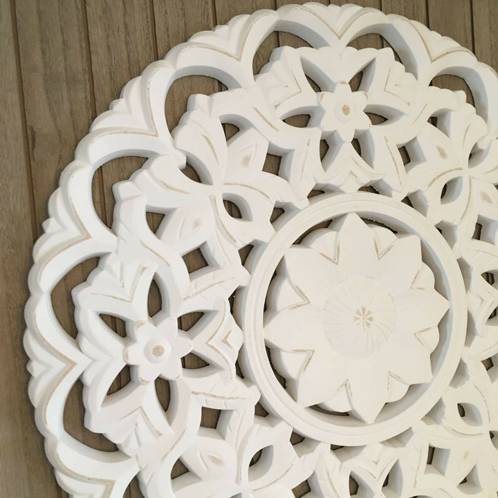 MURAL DE MÁNDALA FIGURAS SIMÉTRICAS FONDO MADERA 58 X 58 CMS.