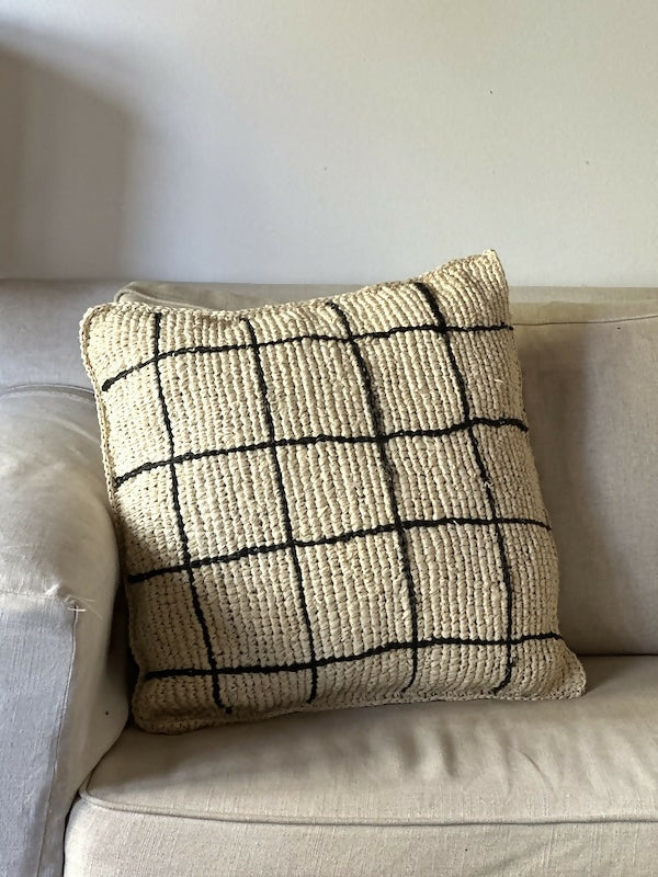 CojínLíneasNegrasTalca2