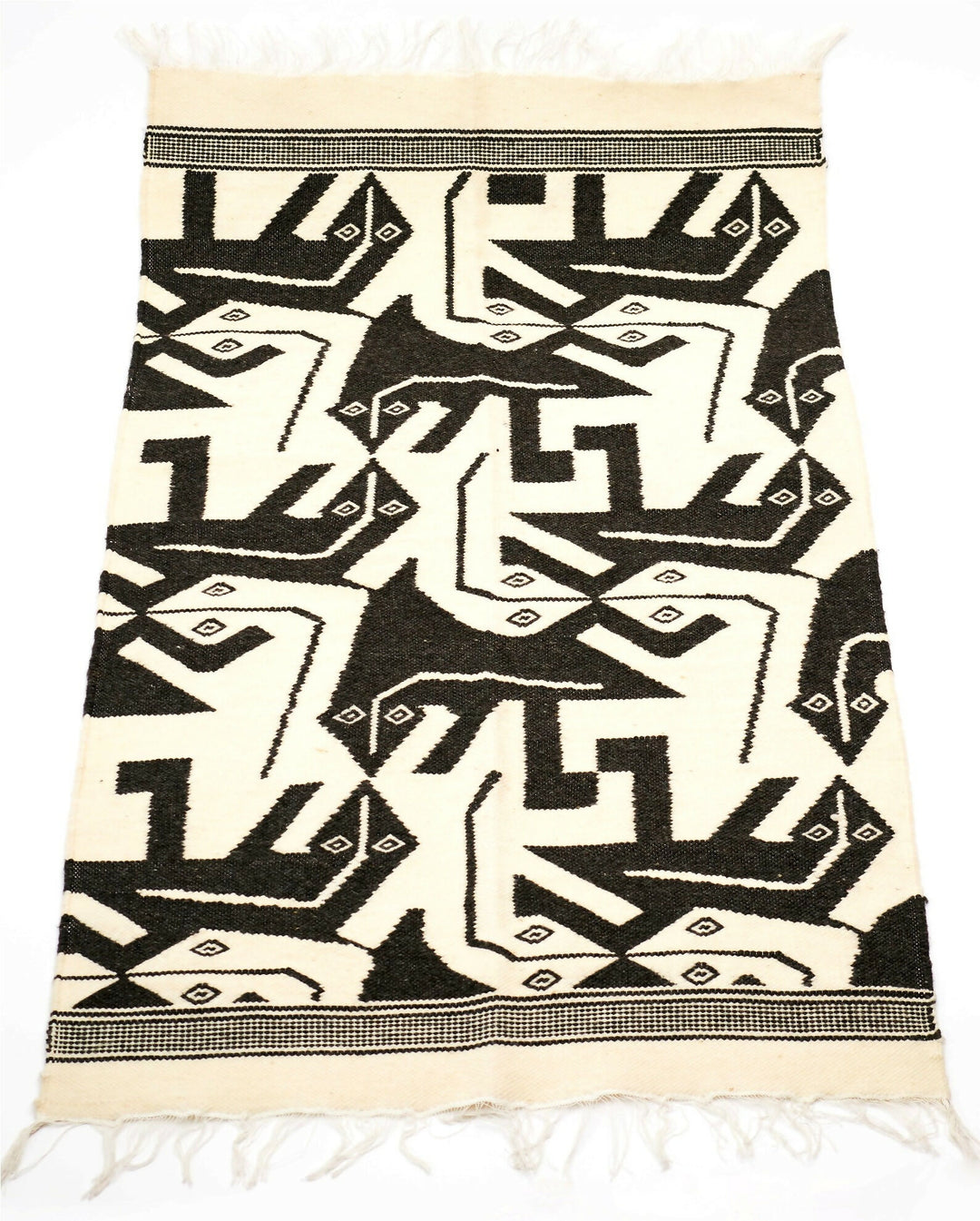 C.21a-alfombra-tapiz-tejido-lana-telar-artesania-decoracion-deco-mural-ecuador-otovalo-iguana-escher-blanco-negro-gris-cuadro-manos-de-america-