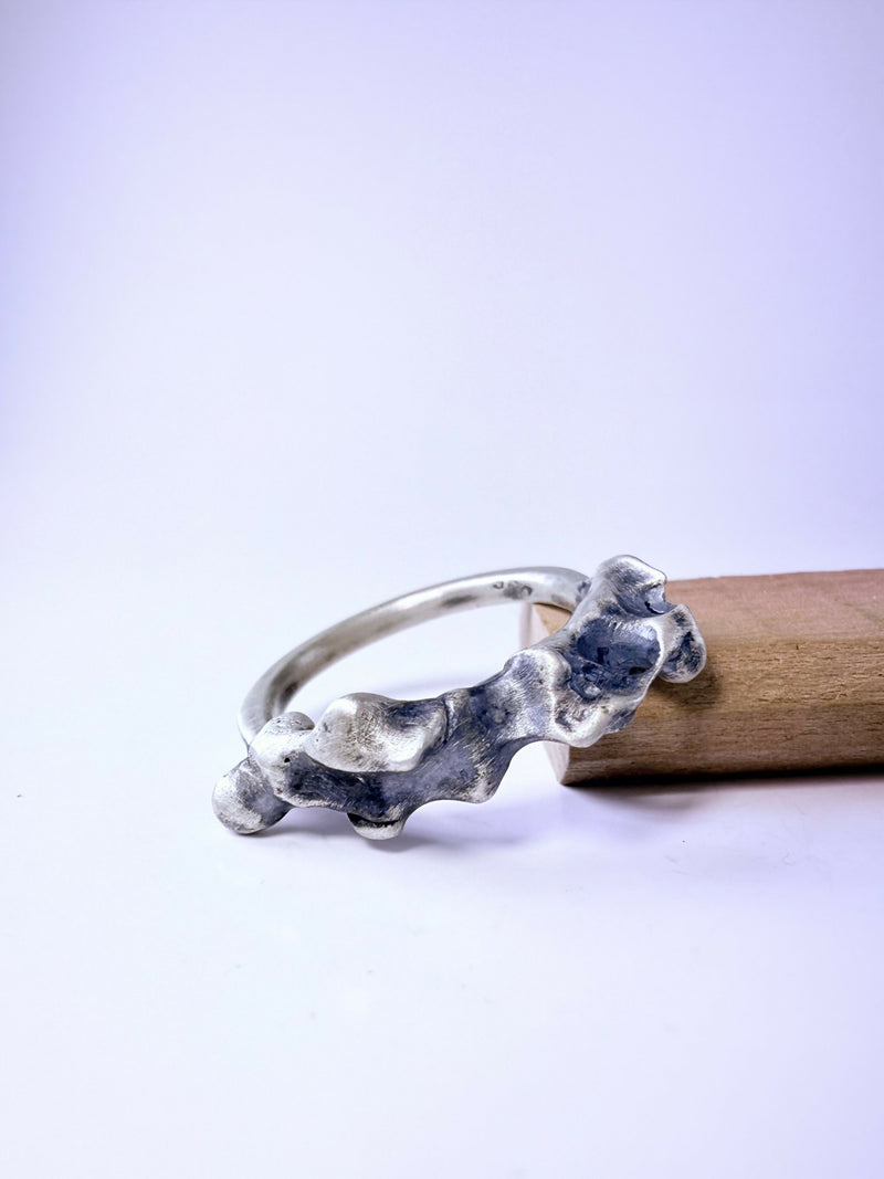 Anillo estilo cintillo, Raíz vibrante
