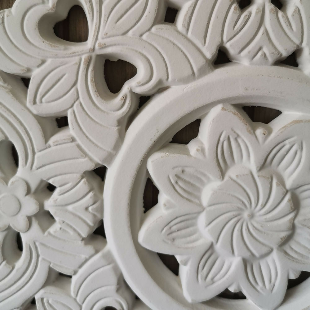 MURAL DE MÁNDALA FIGURAS SIMÉTRICAS FONDO MADERA 48 X 48 CM.