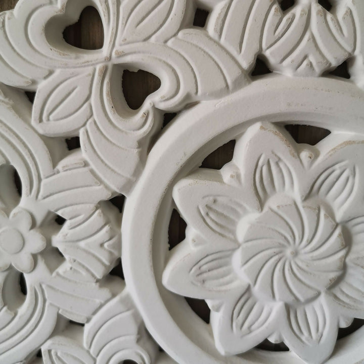 MURAL DE MÁNDALA FIGURAS SIMÉTRICAS FONDO MADERA 48 X 48 CM.