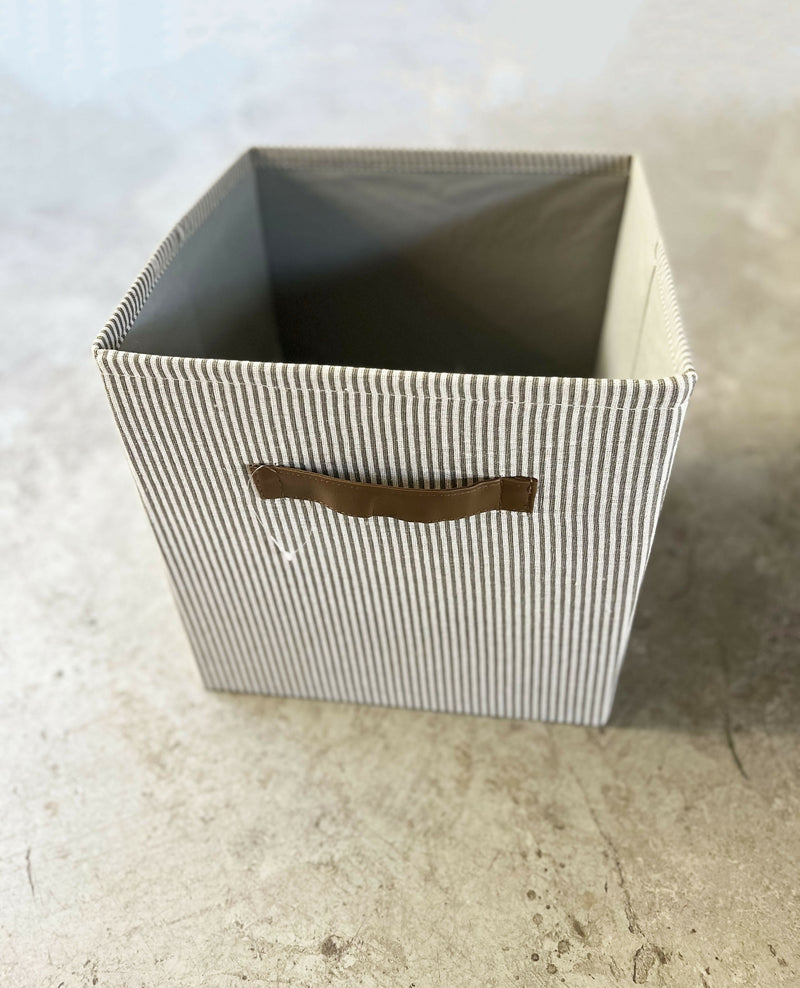 CAJA DE GÉNERO GRIS