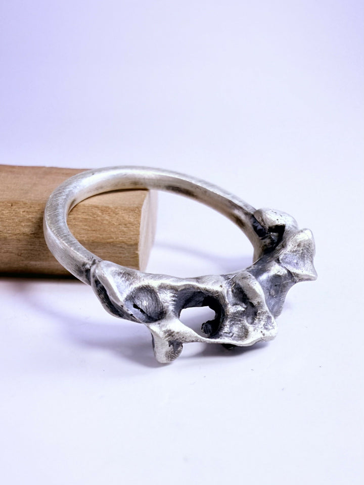 Anillo estilo cintillo, Raíz vibrante