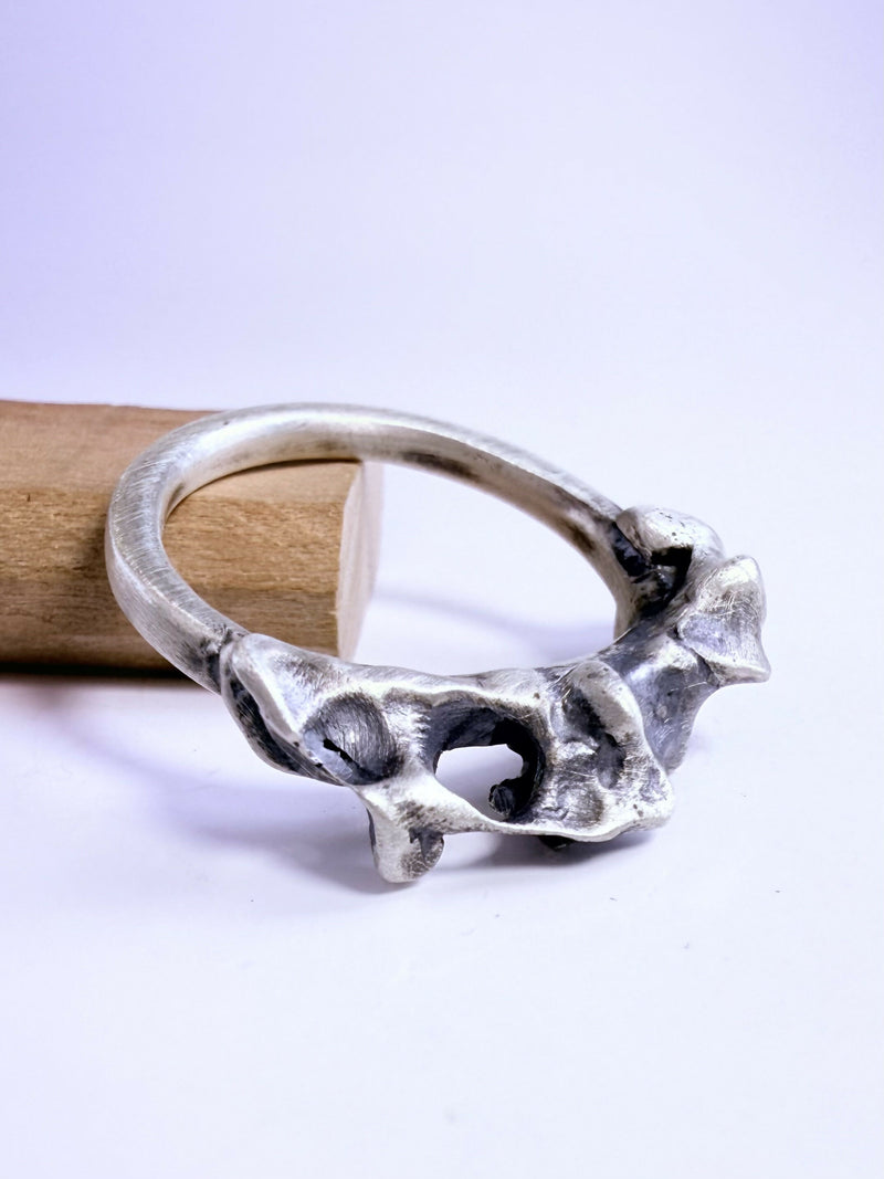 Anillo estilo cintillo, Raíz vibrante