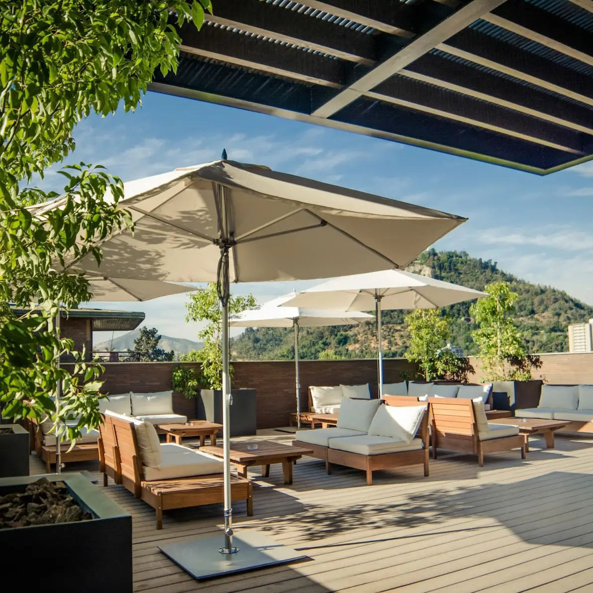 Terraza rooftop del Hotel The Singular Santiago con vista a Lastarria
