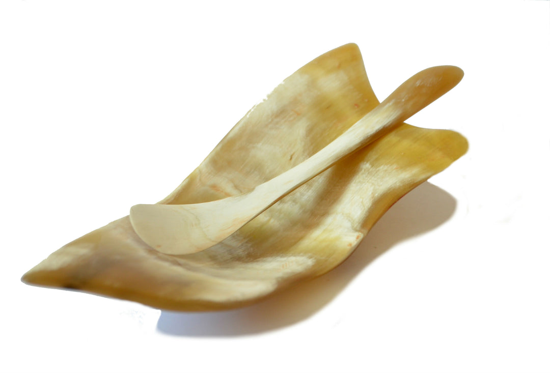 1.179-salsera-pocillo-caviar-salsas-gourmet-regalo-cacho-de-buey-cuerno-bovino-carey-manos-del-alma-chile,