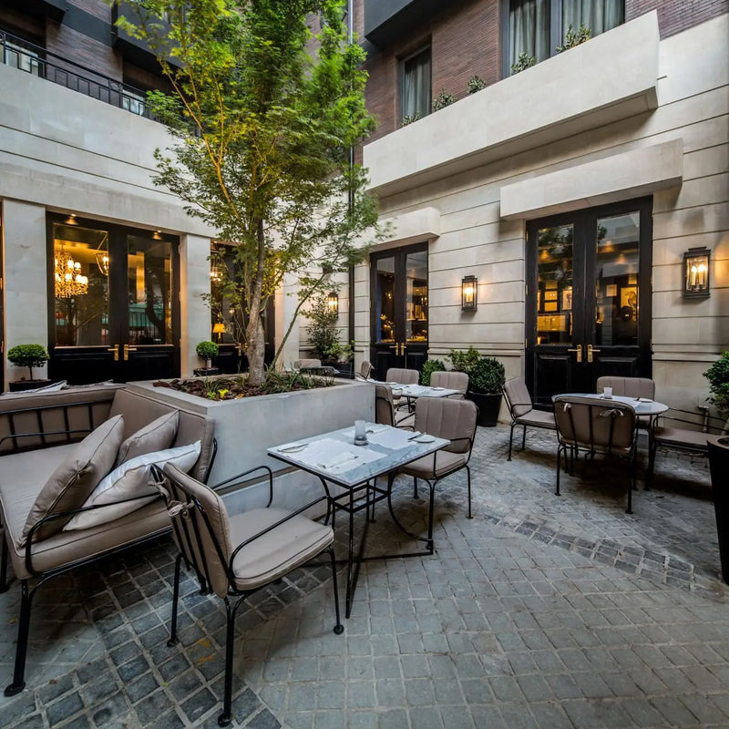 Terraza interior del Hotel The Singular Santiago en Lastarria