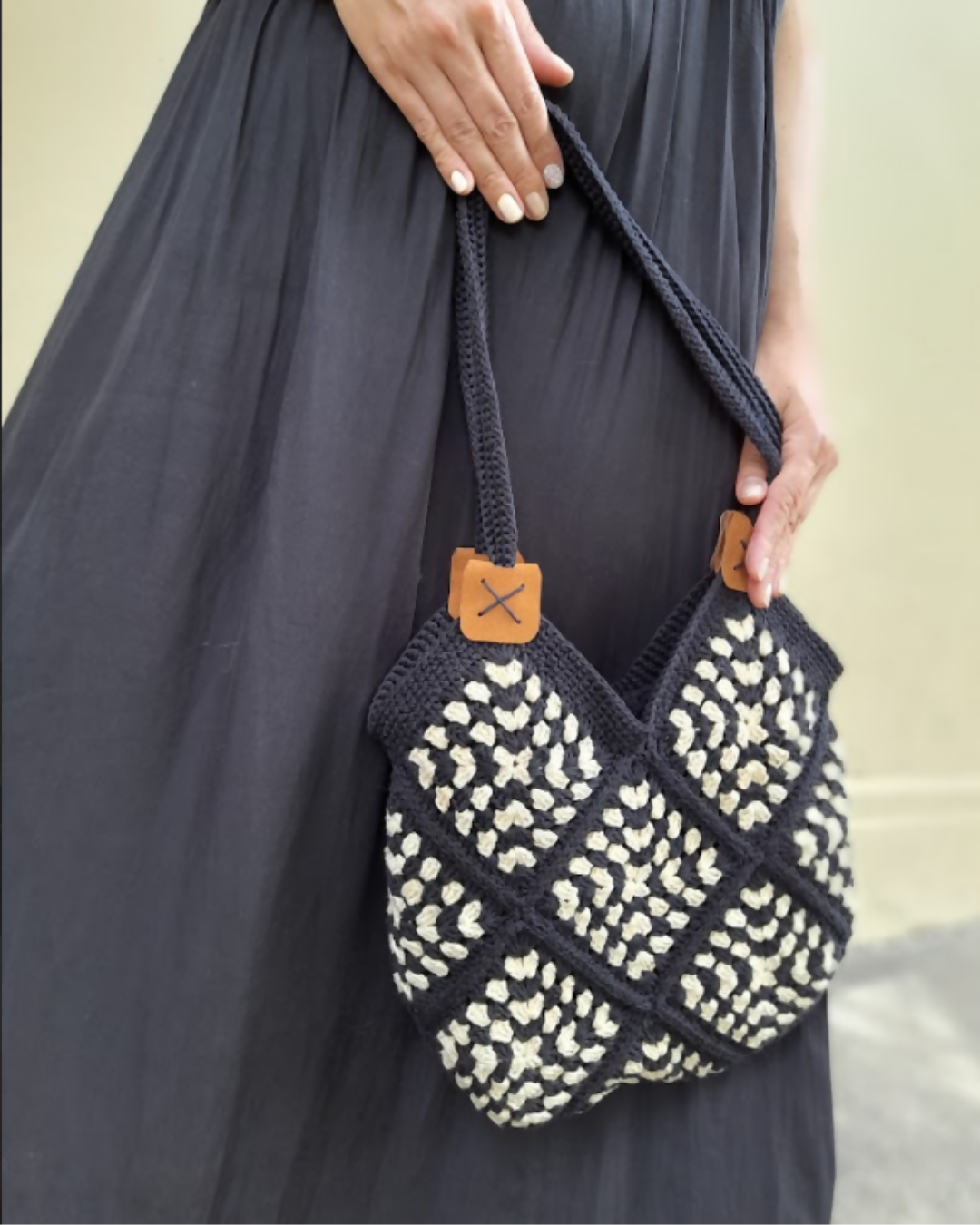 Cartera Tejida Ovalada Dúo Negro