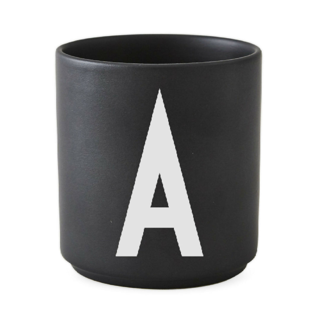 Taza Negra con Tipografia Arne Jacobsen de Design Letters