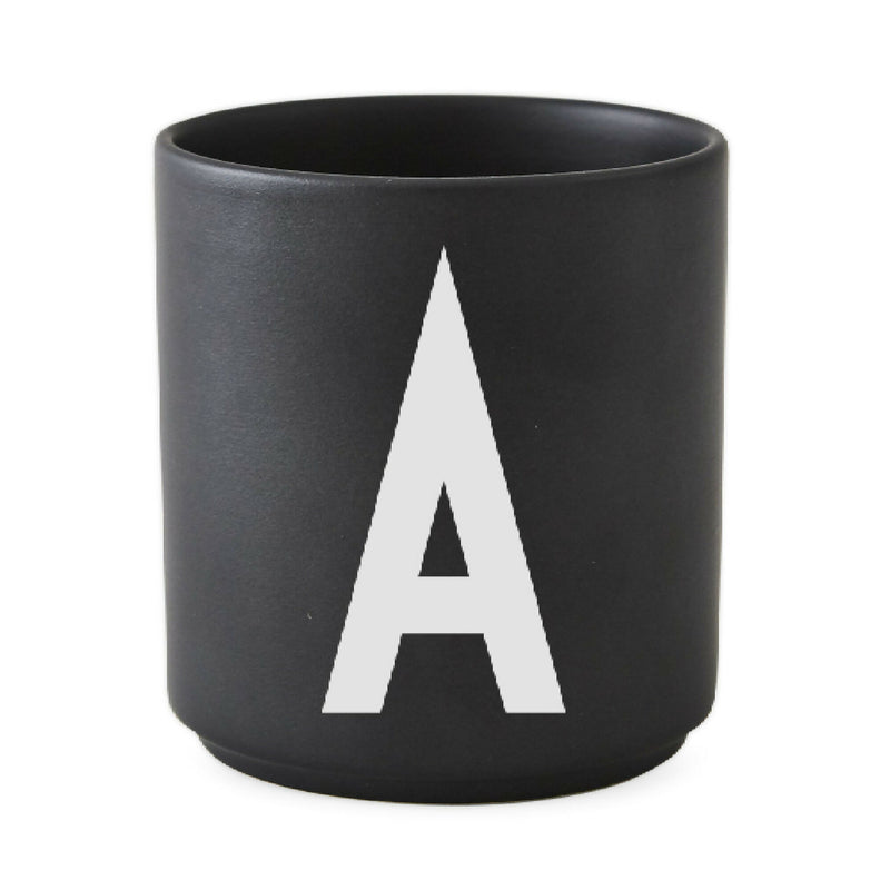 Taza Negra con Tipografia Arne Jacobsen de Design Letters