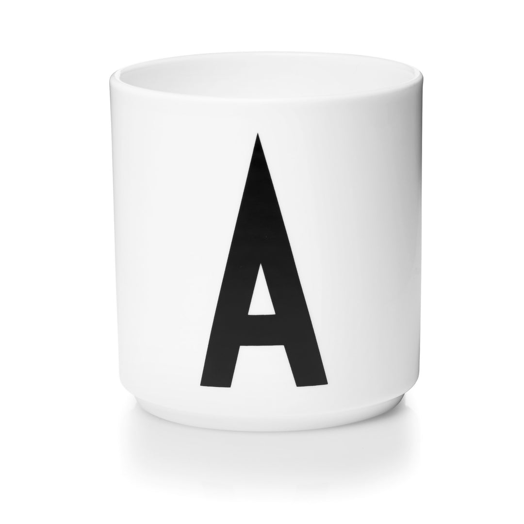 Taza blanca con Tipografia de Arne Jaconsen Design Letters