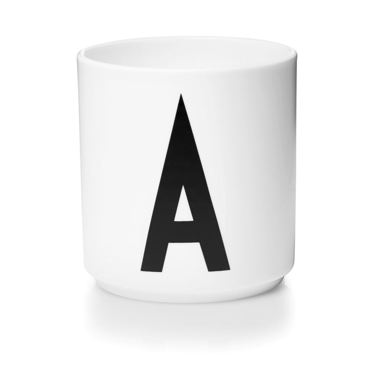 Taza blanca con Tipografia de Arne Jaconsen Design Letters