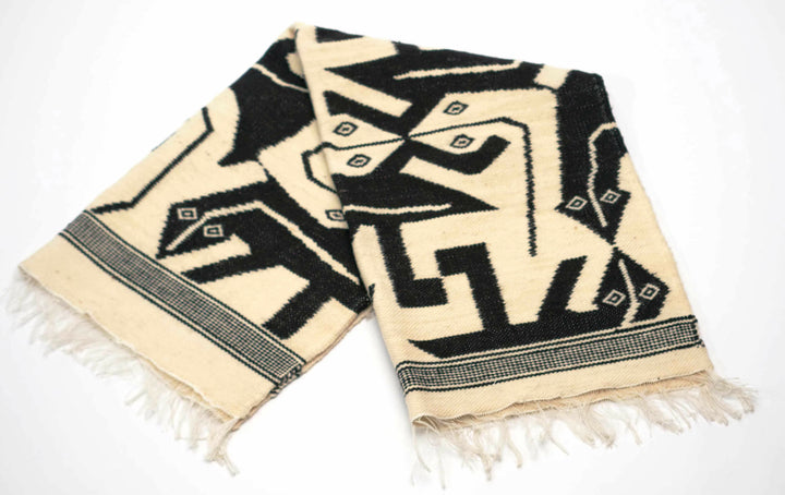 C.21a-alfombra-tapiz-tejido-lana-telar-artesania-decoracion-deco-mural-ecuador-otovalo-iguana-escher-blanco-negro-gris-cuadro-manos-de-america