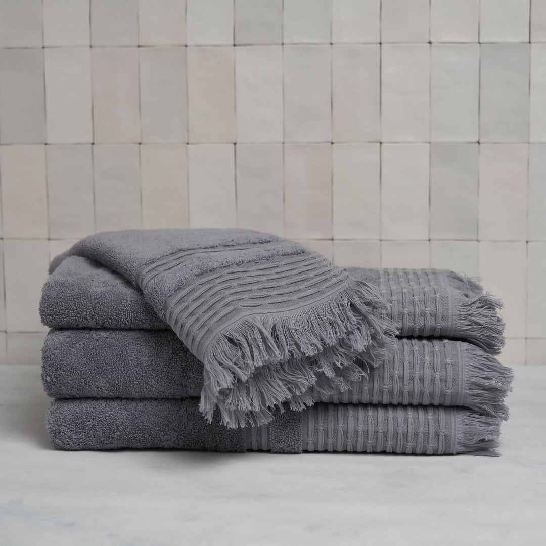 Set de toallas Premium con guarda labrada y flecos. 100% algodón turco 620gr. 2 toallas mano 50x80cm y 2 toallones 90x160cm