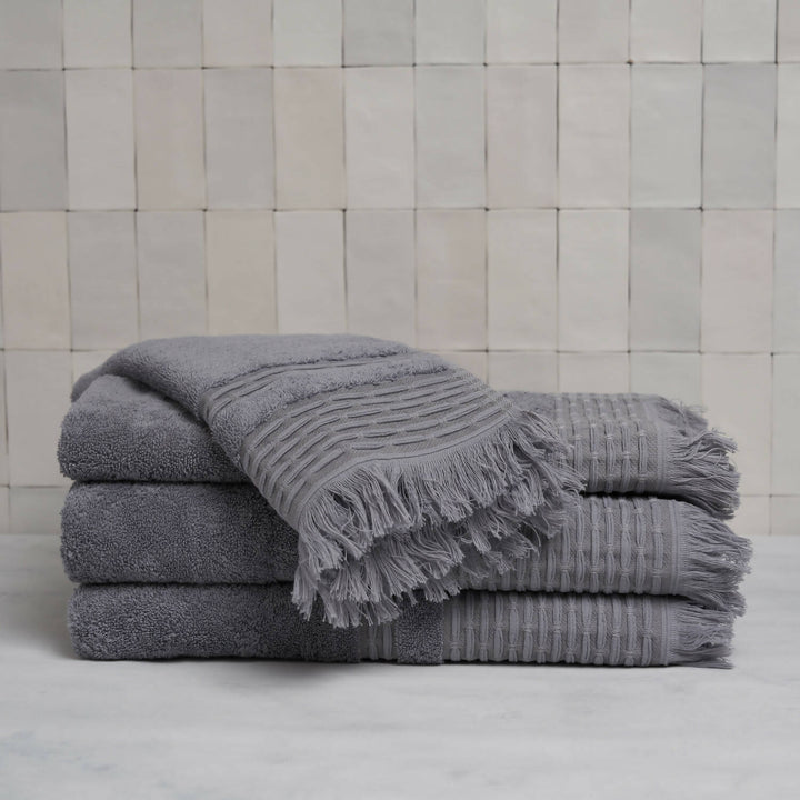 Set de toallas Premium con guarda labrada y flecos. 100% algodón turco 620gr. 2 toallas mano 50x80cm y 2 toallones 90x160cm