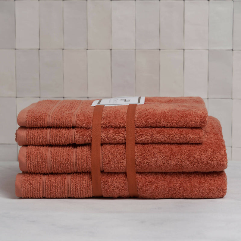 Set de toallas Deluxe con elegante guarda clásica en 100% algodón turco 620gr. 2 toallas mano 50x80cm y 2 toallones 90x160cm.