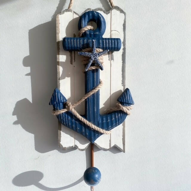 PERCHERO ANCLA AZUL SOBRE MADERA BLANCA