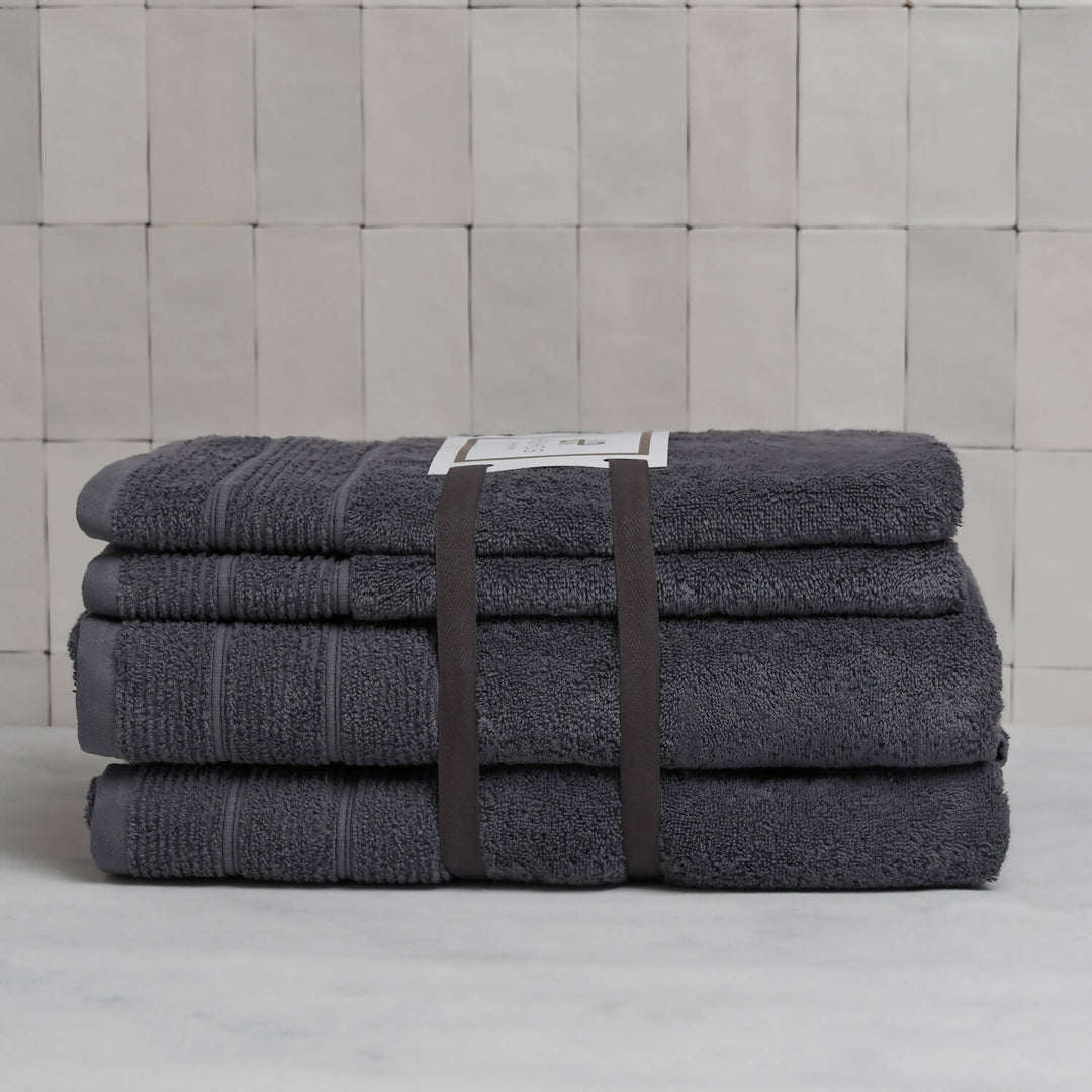 Set de toallas Deluxe con elegante guarda clásica en 100% algodón turco 620gr. 2 toallas mano 50x80cm y 2 toallones 90x160cm.