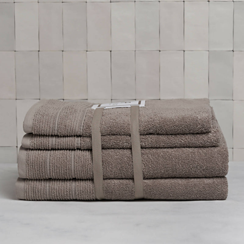 Set de toallas Deluxe con elegante guarda clásica en 100% algodón turco 620gr. 2 toallas mano 50x80cm y 2 toallones 90x160cm.