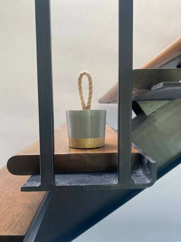 Tope Puerta Hormigón con Detalle en Oro