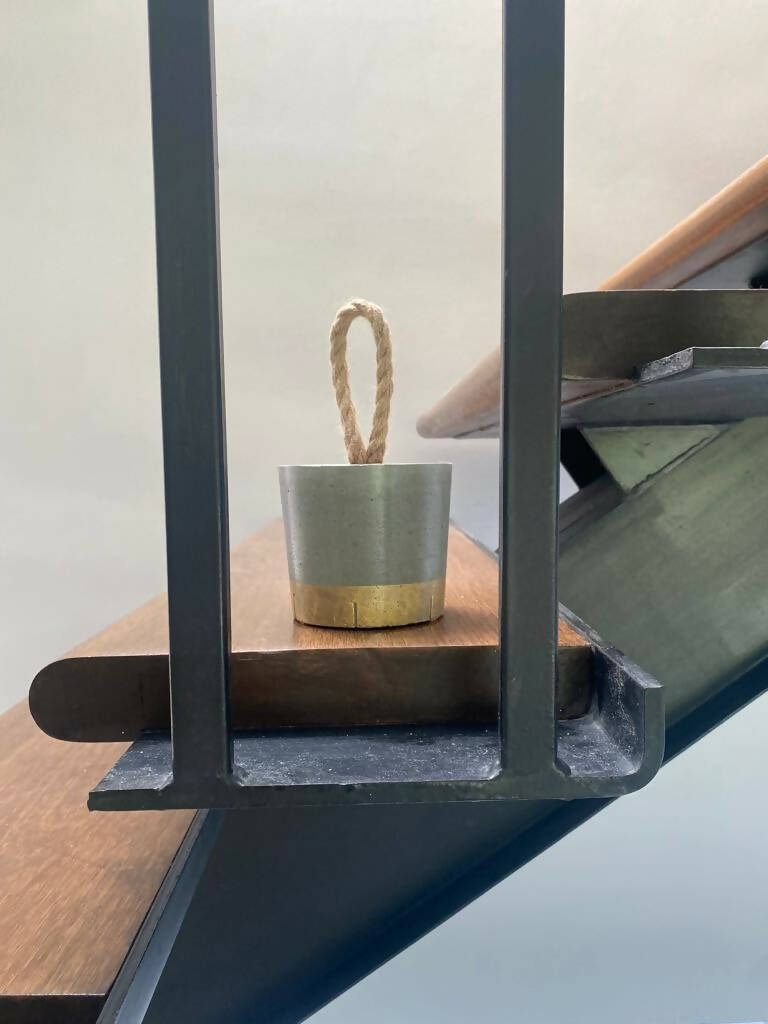 Tope Puerta Hormigón con Detalle en Oro