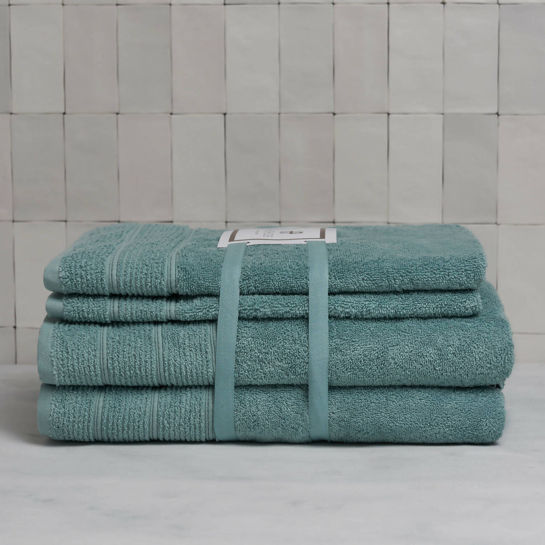 Set de toallas Deluxe con elegante guarda clásica en 100% algodón turco 620gr. 2 toallas mano 50x80cm y 2 toallones 90x160cm.