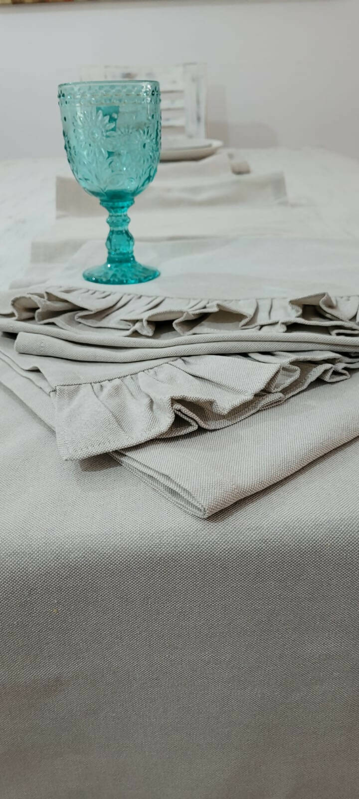 Camino de mesa lino, color arena, con vuelos