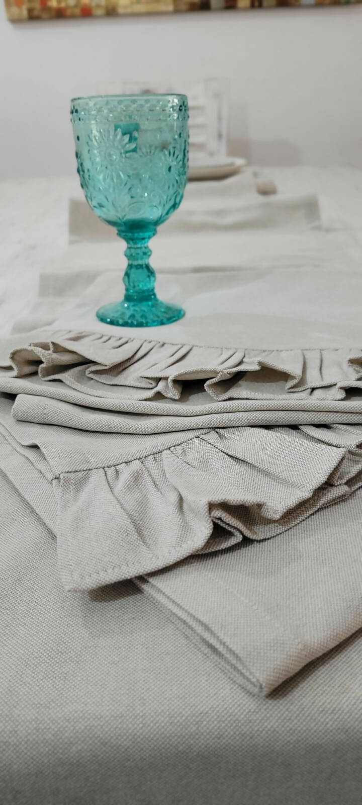 Camino de mesa lino, color arena, con vuelos