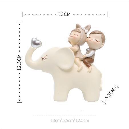 Figura Decorativa Pareja de Niños en Elefante Blanco