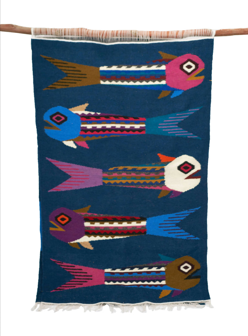 C.40-alfombra-tapiz-tejido-lana-telar-artesania-decoracion-deco-mural-ecuador-otovalo-pez-pescado-piscis-azul-manos-de-america