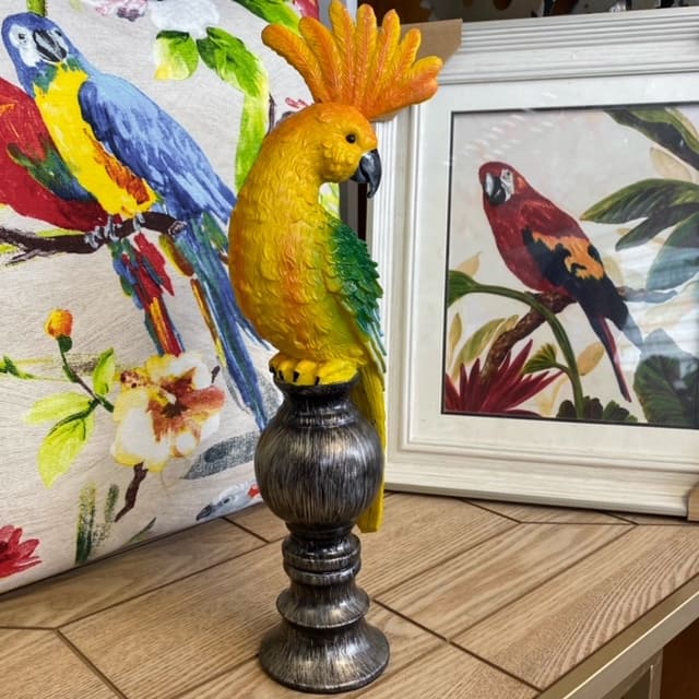 Loro Decorativo Amarillo sobre Pedestal