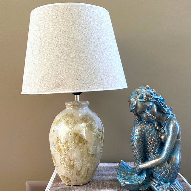 LÁMPARA DE CERÁMICA BLANCA CON MANCHAS DORADA