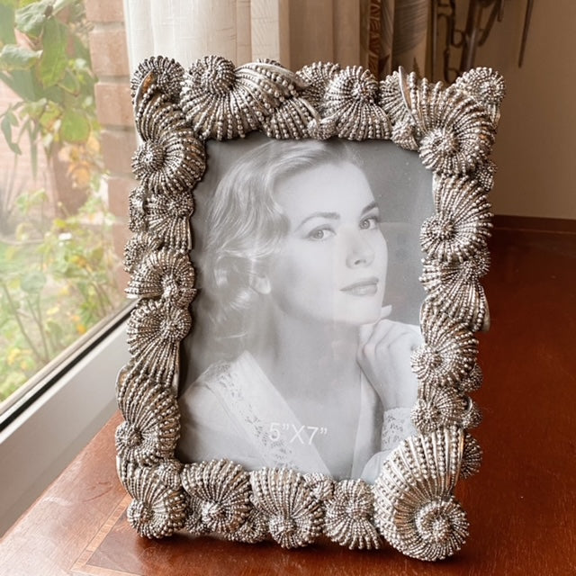 Marco de Fotos con Conchas de Mar Plateadas 5"x7"