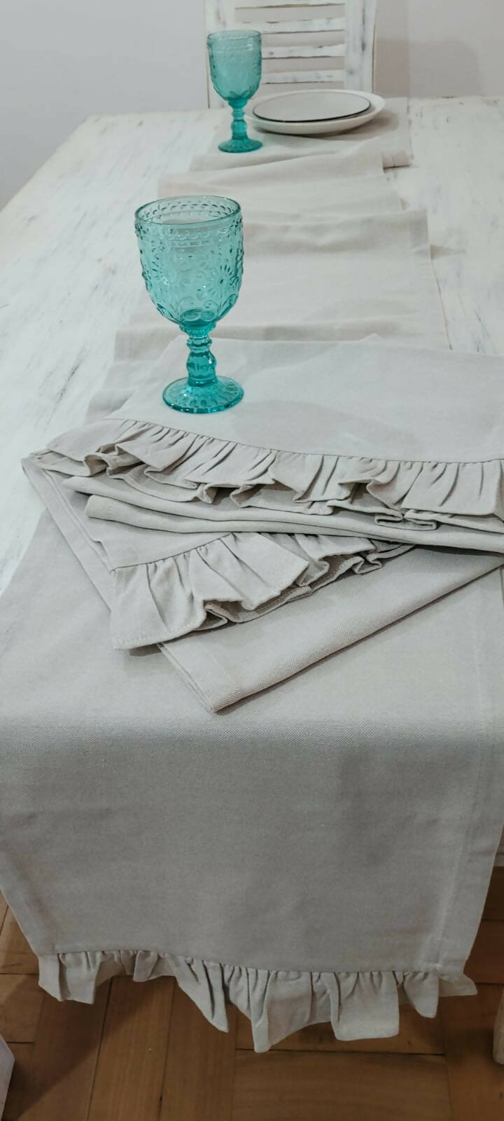 Camino de mesa lino, color arena, con vuelos