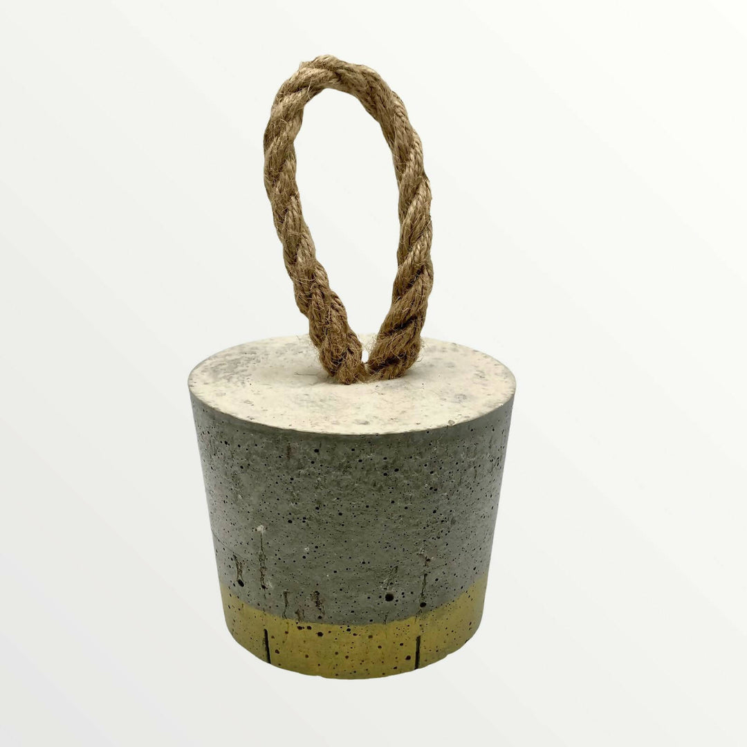 Tope Puerta Hormigón con Detalle en Oro