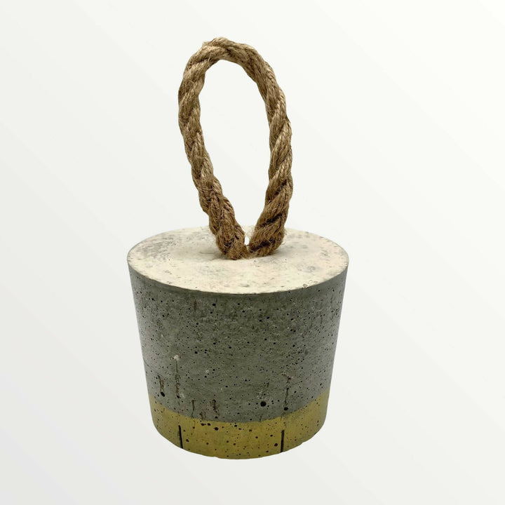 Tope Puerta Hormigón con Detalle en Oro