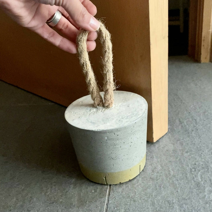 Tope Puerta Hormigón con Detalle en Oro