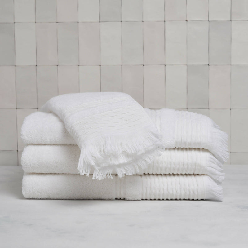 Set de toallas Premium con guarda labrada y flecos. 100% algodón turco 620gr. 2 toallas mano 50x80cm y 2 toallones 90x160cm